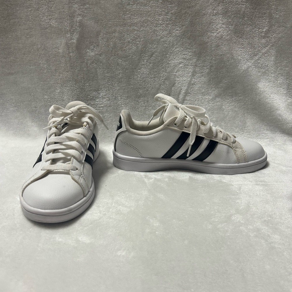 Women’s Adidas white stripe Ortholite Cloud Foam Sneakers size 7.5